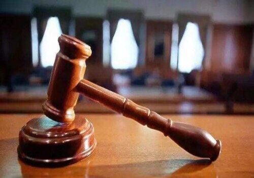 法院应慎重考虑并做出无罪裁决